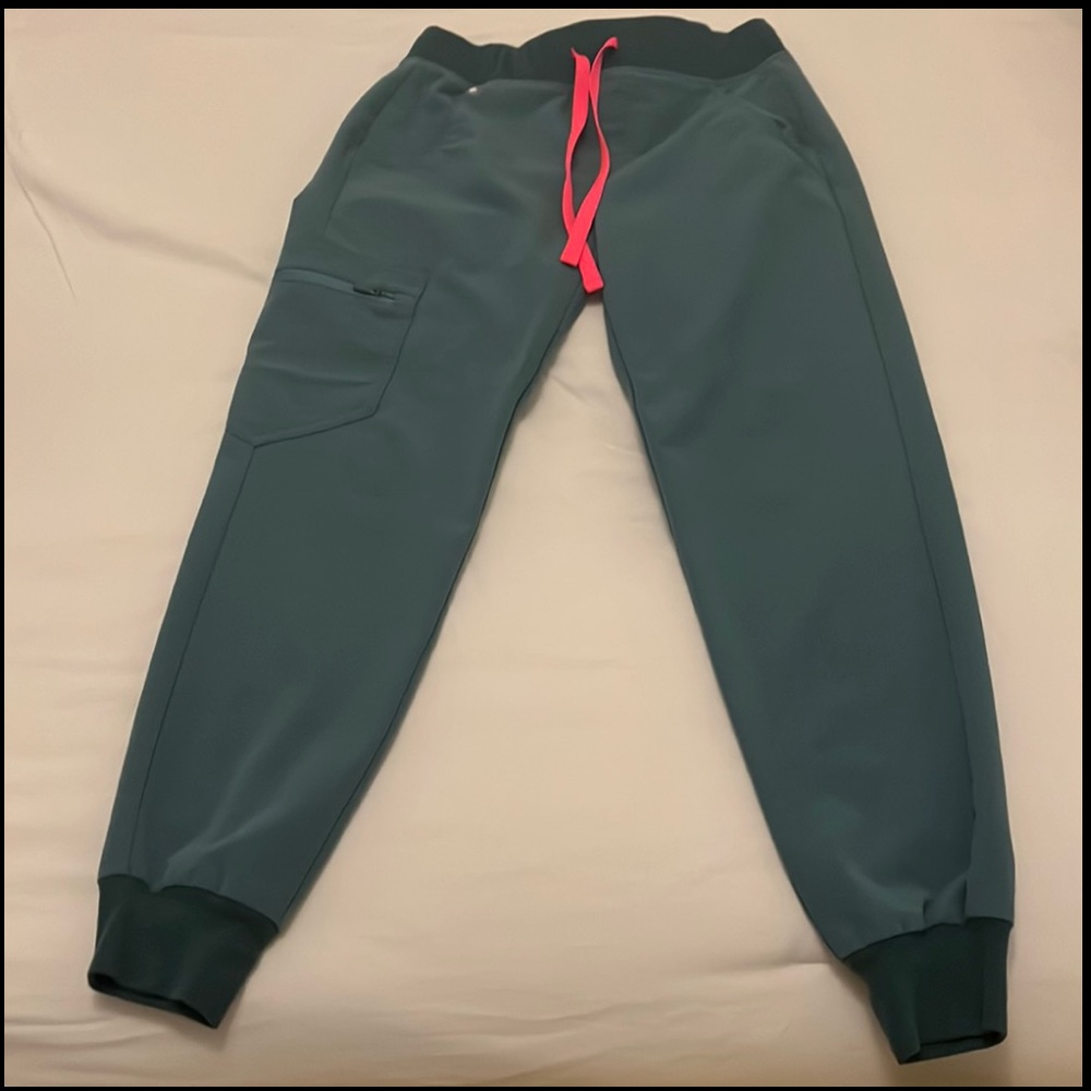 Fig scrubs tops are XS pants are XXS/P